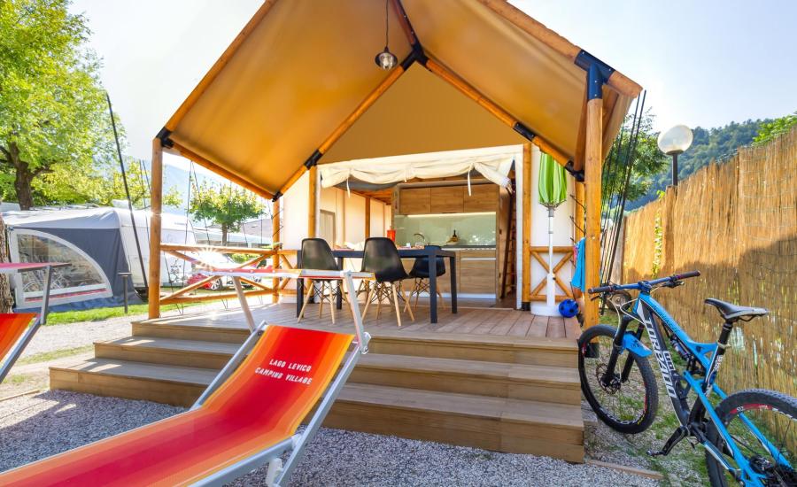 Tenda glamping con veranda, bici e lettini al Lago Levico Camping Village.