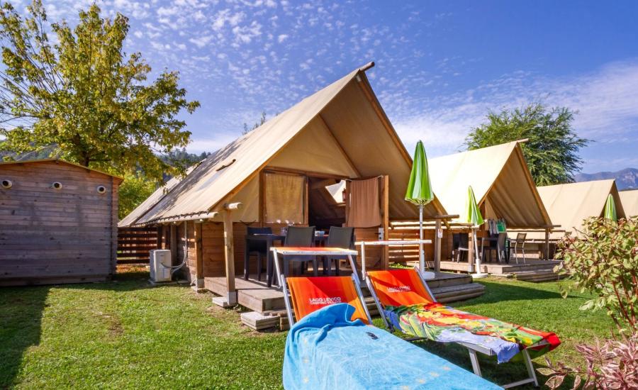 Tende glamping in un campeggio con sedie a sdraio.